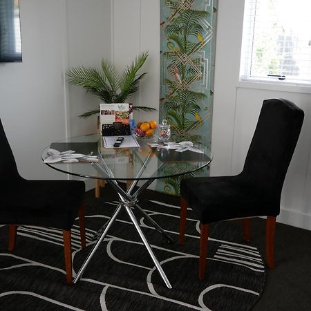 The Pool House Bed & Breakfast - Near Marine Parade Napier Extérieur photo