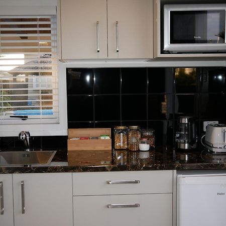The Pool House Bed & Breakfast - Near Marine Parade Napier Extérieur photo