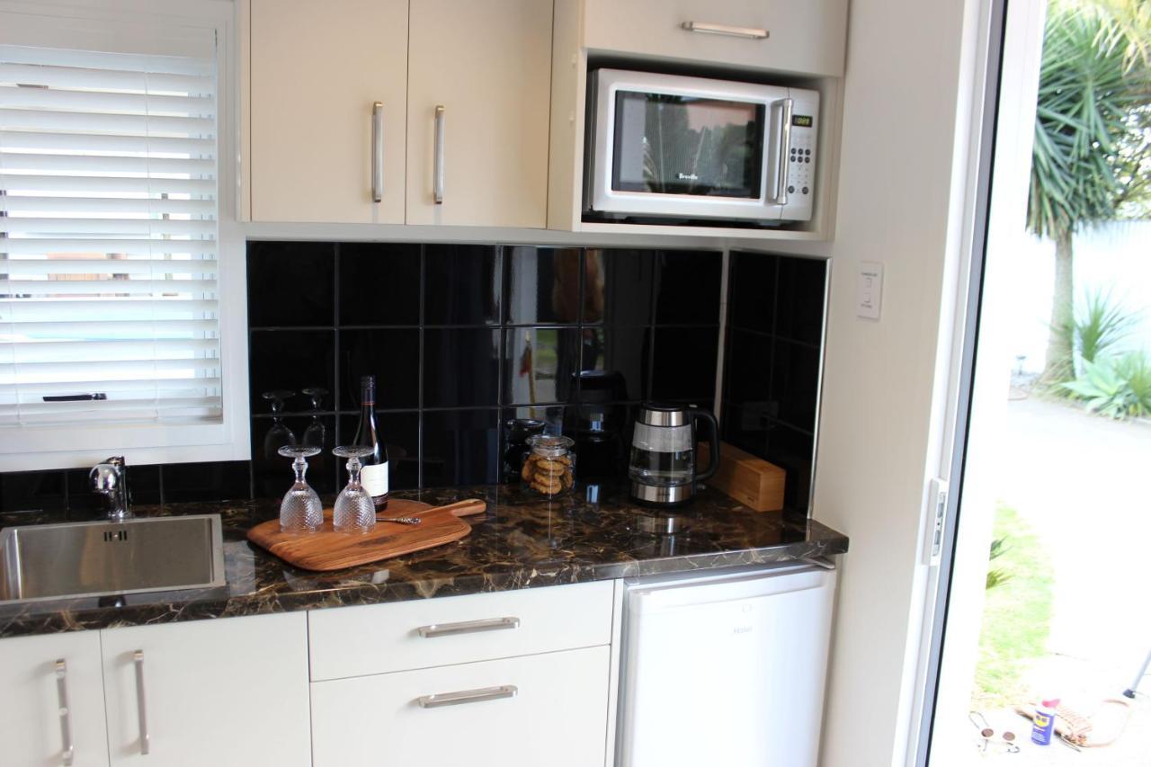 The Pool House Bed & Breakfast - Near Marine Parade Napier Extérieur photo