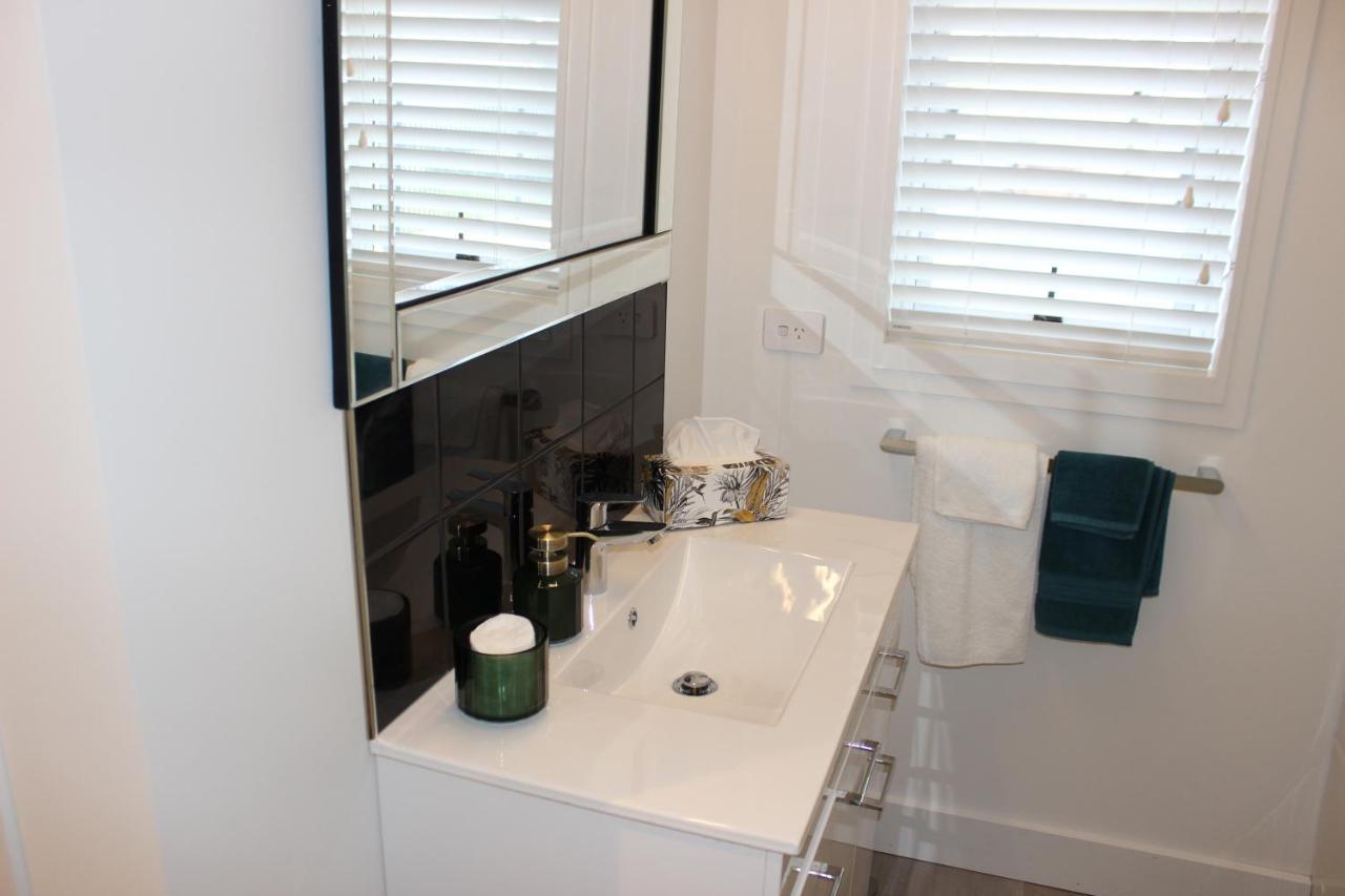 The Pool House Bed & Breakfast - Near Marine Parade Napier Extérieur photo