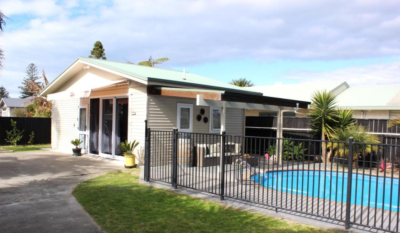 The Pool House Bed & Breakfast - Near Marine Parade Napier Extérieur photo